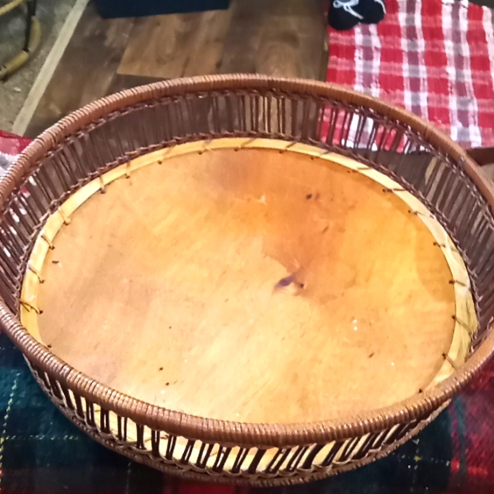 Wicker serving tray round with leather handles